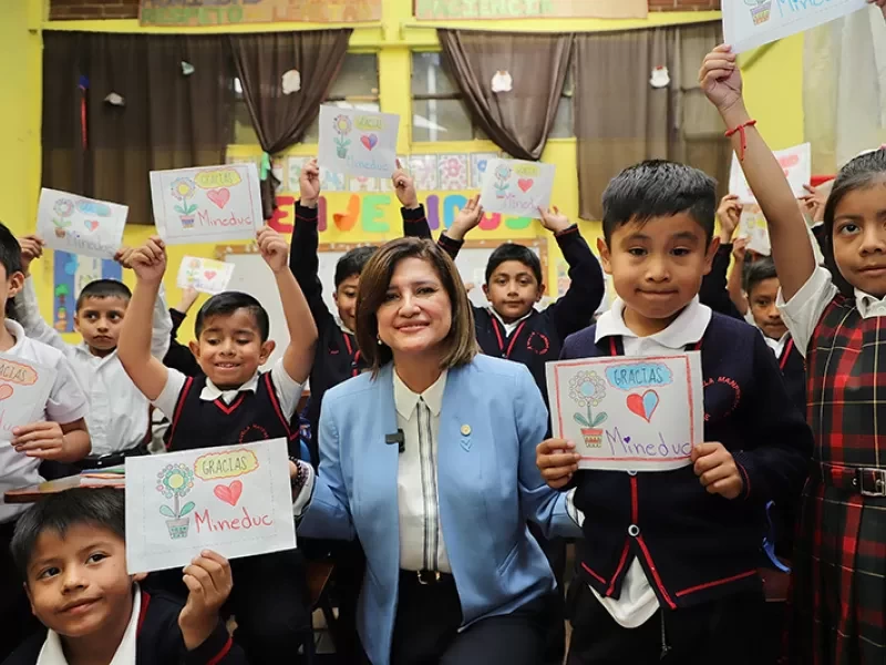 Vicepresidenta verifica escuela remozada en Quetzaltenango
