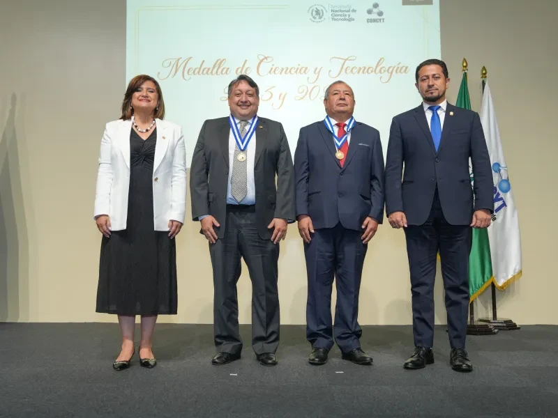 Vicepresidenta Karin Herrera entrega Medalla de Ciencia y Tecnología