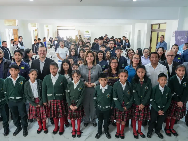 Vicepresidenta de la República con los estudiantes de los Clubes de Ciencias