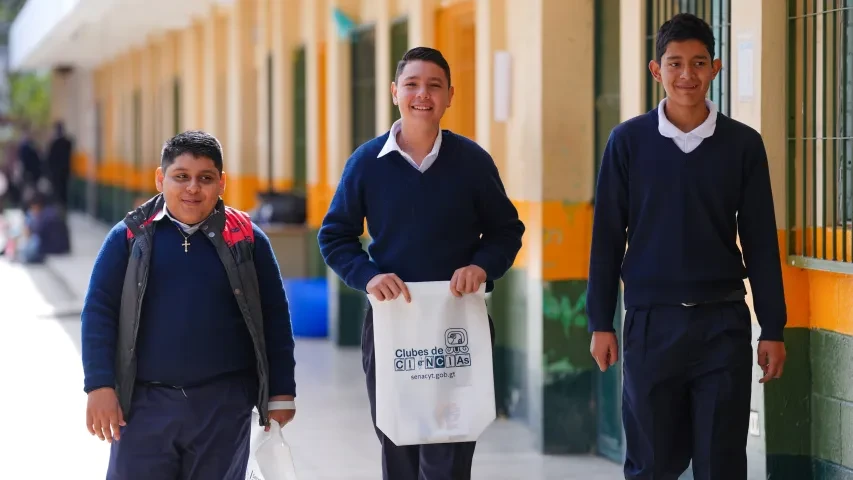 Estudiantes que forman parte de los Clubes de Ciencias