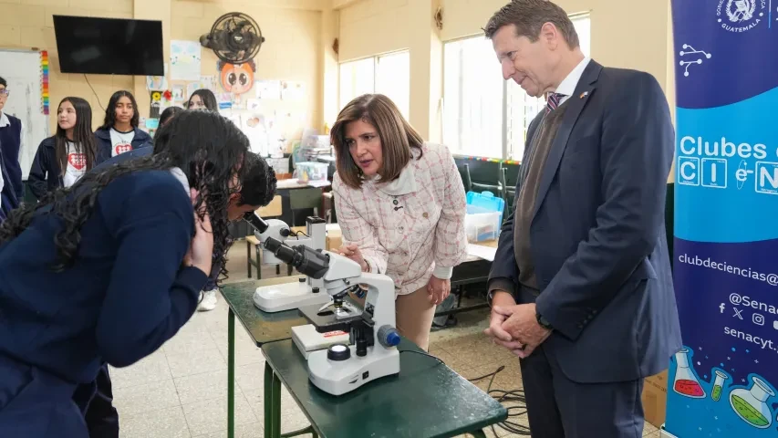 Vicepresidenta enseñando el uso del Kit Despertar