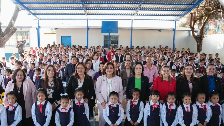 Vicepresidenta, Dra. Karin Herrera con autoridades y alumnas de la Escuela Oficial Urbana de Niñas No. 39 “República de China-Taiwán”,