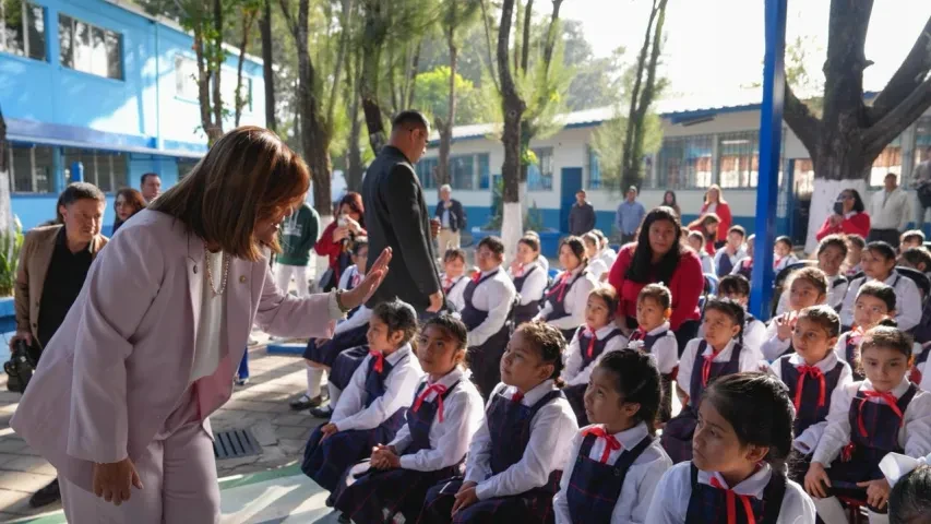 Vicepresidenta, Dra. Karin Herrera con alumnas