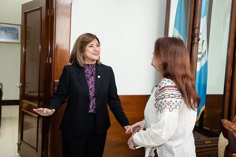 Primera reunión de la vicepresidenta Karin Herrera con la Ministra de Cultura y Deportes