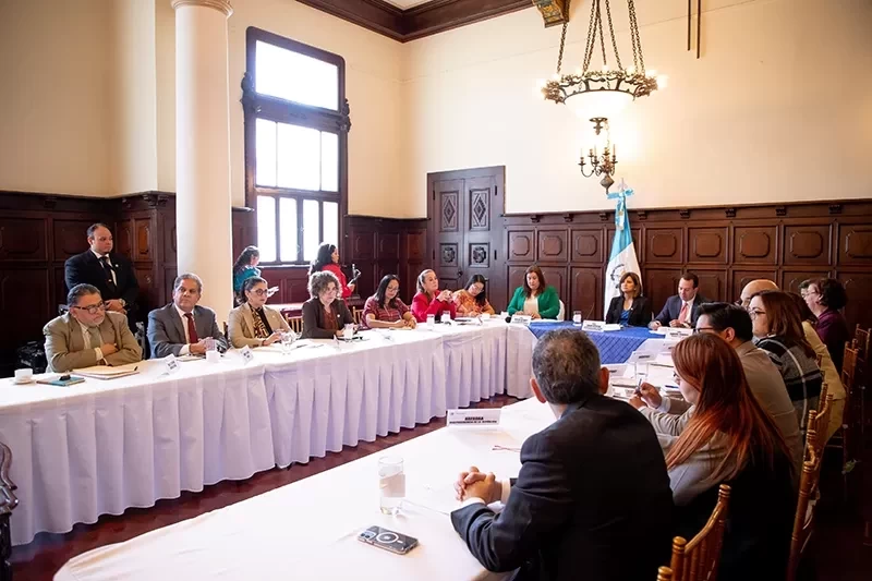 Vicepresidenta escucha propuestas para desarrollo económico en Guatemala