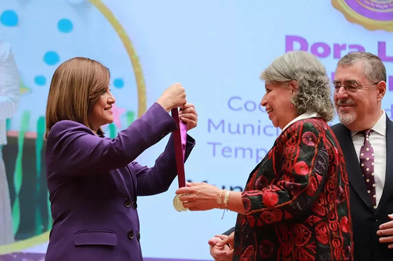 Vicepresidenta participa en entrega de  reconocimientos a la Excelencia Laboral por el 8M