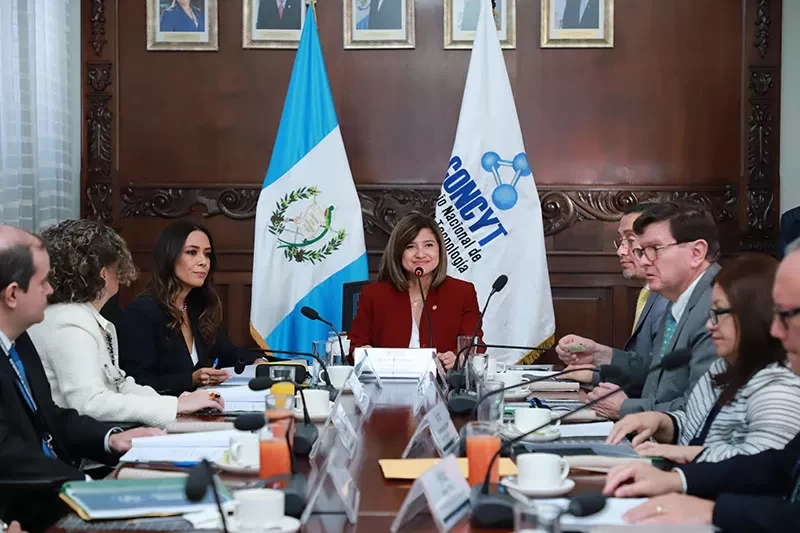 Karin Herrera preside sesión extraordinaria del CONCYT