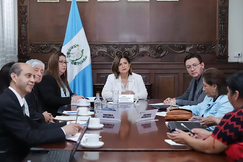 Vicepresidenta encabeza reunión sobre migración y TPS con grupo de migrantes