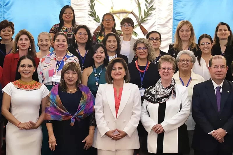 Vicepresidenta participa en panel sobre paridad en los poderes del Estado