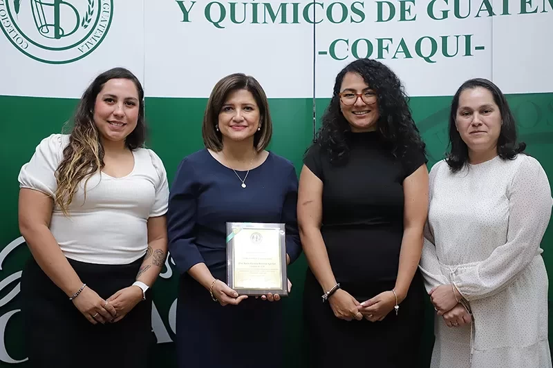 Vicepresidenta recibe reconocimiento como "Química Bióloga Notable 2024"