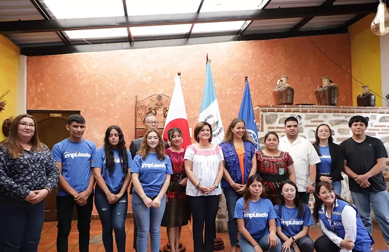 Vicepresidenta dialoga con jóvenes y señoritas sobre migración