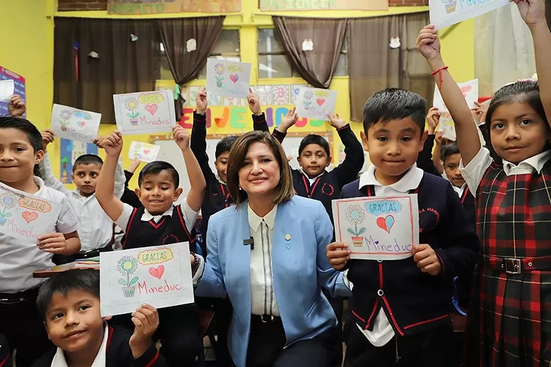 Vicepresidenta verifica escuela remozada en Quetzaltenango