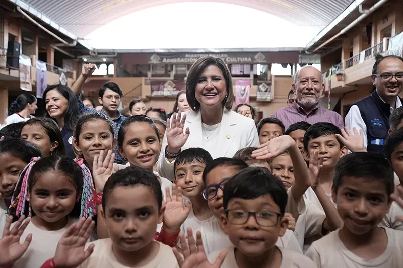 Vicepresidenta habla sobre la prevención del uso de drogas en centro educativo de Izabal