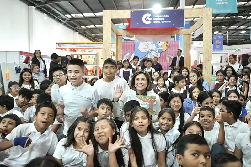 Dra. Karin Herrera motiva a estudiantes de primaria en la FILGUA 2024