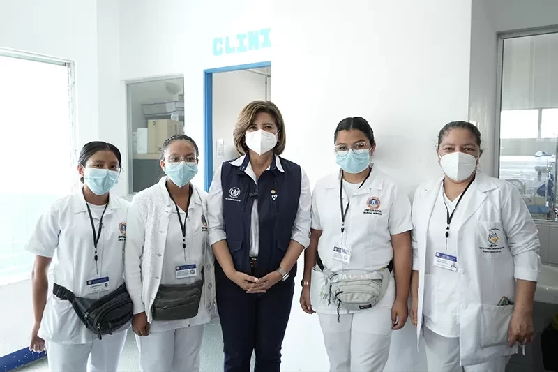 Karin Herrera verifica departamento de nutrición en Jalapa