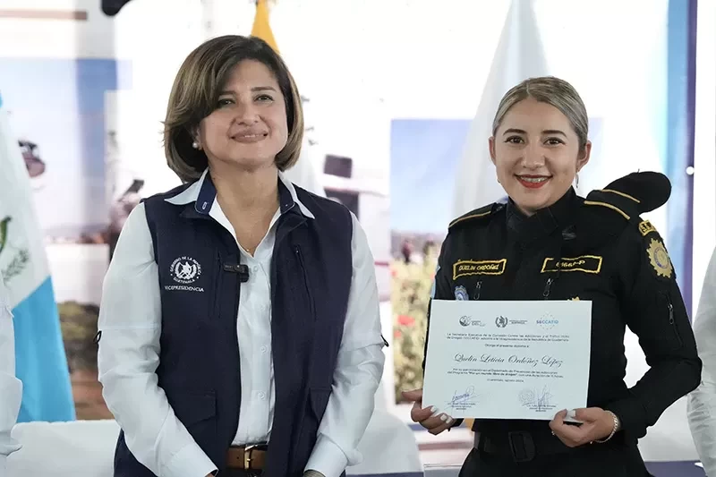 Vicepresidenta cierra diplomado en prevención de adicciones en Jutiapa