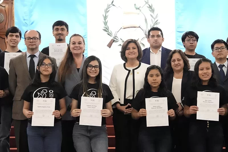 Vicepresidenta y subsecretario de Senacyt Juramentan a la Selección Nacional de Matemática
