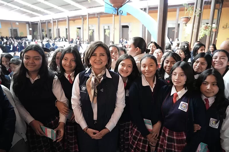 Karin Herrera sostiene encuentro con niñas y señoritas de Quetzaltenango