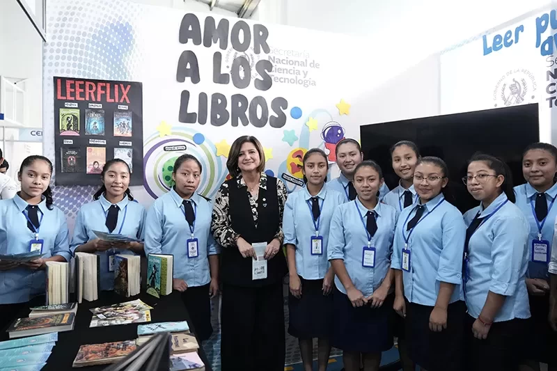 Vicepresidencia y SENACYT Impulsan el Futuro Científico de Guatemala en la Feria del Conocimiento