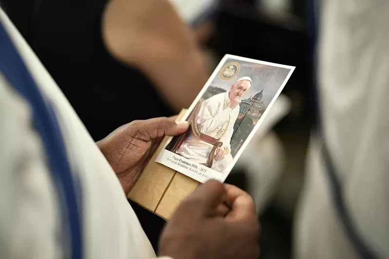 El binomio presidencial despide al Papa Francisco en una misa en su honor