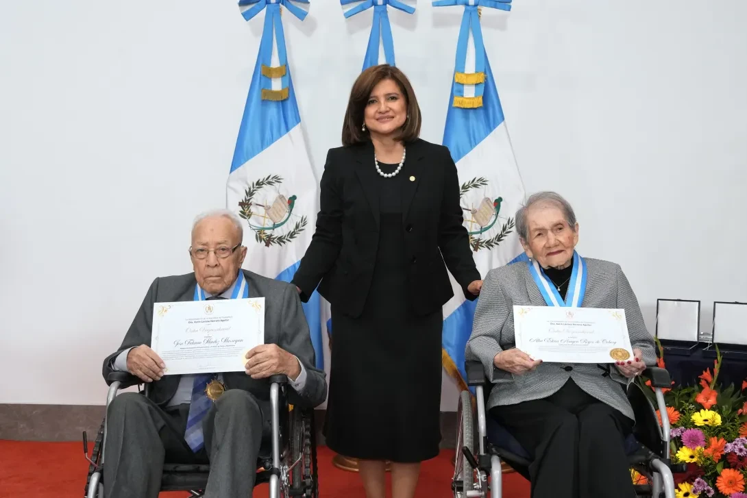 Maestros que dejan huella. Vicepresidenta Herrera honra a dos referentes del magisterio