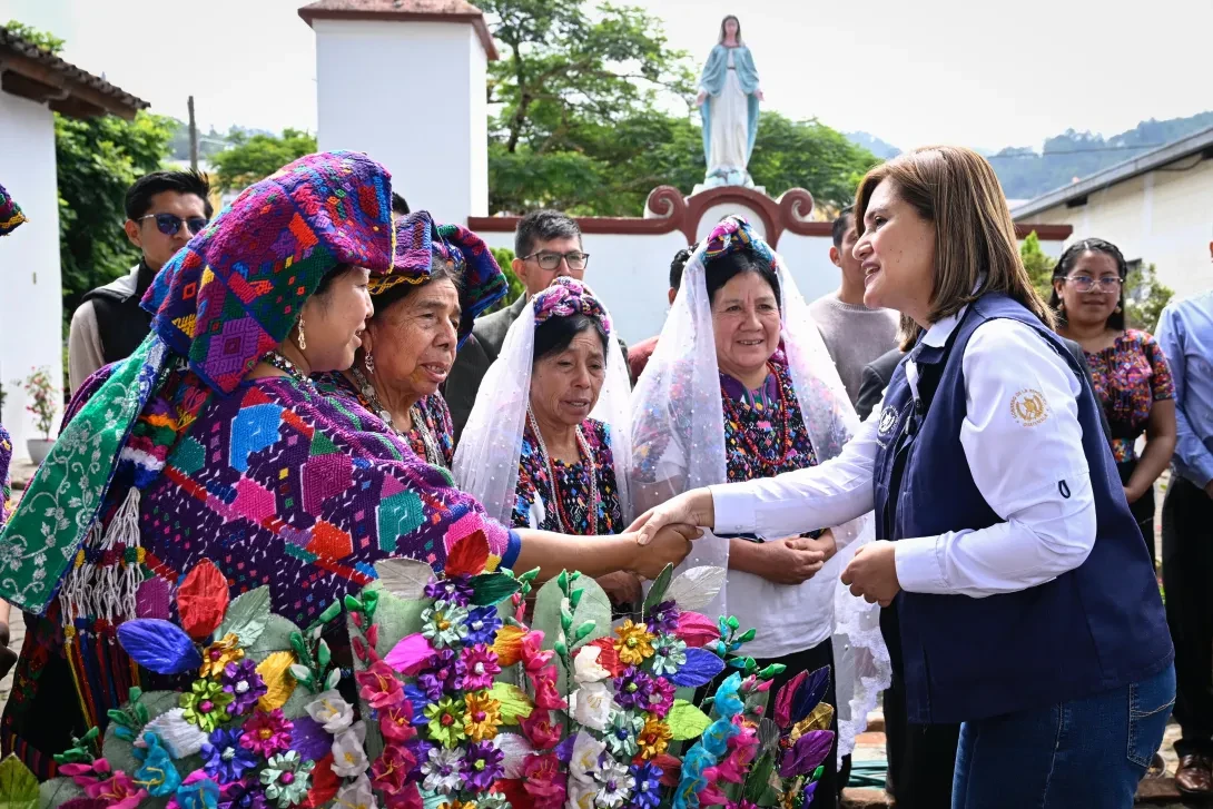 Presidenta en funciones  Karin Herrera destaca desarrollo social en Santo Domingo Xenacoj.